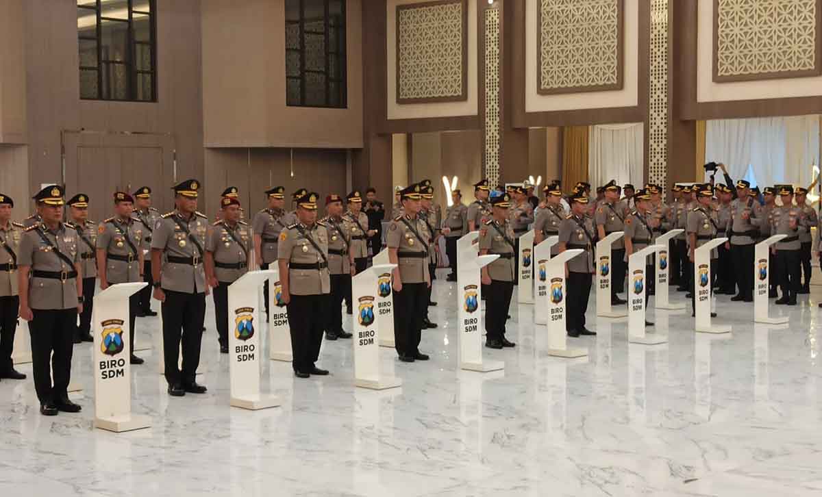 Sertijab atau serah terima jabatan pejabat utama dilingkungan Polda Jatim, dan para kapolres jajaran.