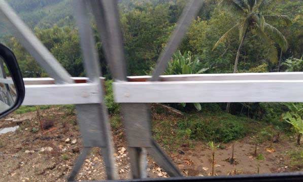 Lokasi jalan ambles yang sudah terpasang jembatan darurat. 