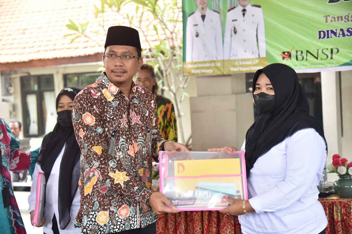 Bupati Sidoarjo, Ahmad Muhdlor Ali, saat menyerahkan alat tulis ke peserta pelatihan menjahit di Kantor Kecamatan Candi. Foto: Ist