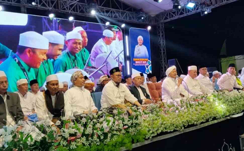 Suasana acara Sampang Bersholawat dalam rangka Halal Bihalal sekaligus silaturahmi Bupati dan Wakil Bupati Sampang di Alun-Alun Trunojoyo, Jumat (4/4/2025). Foto: hri/bangsaonline