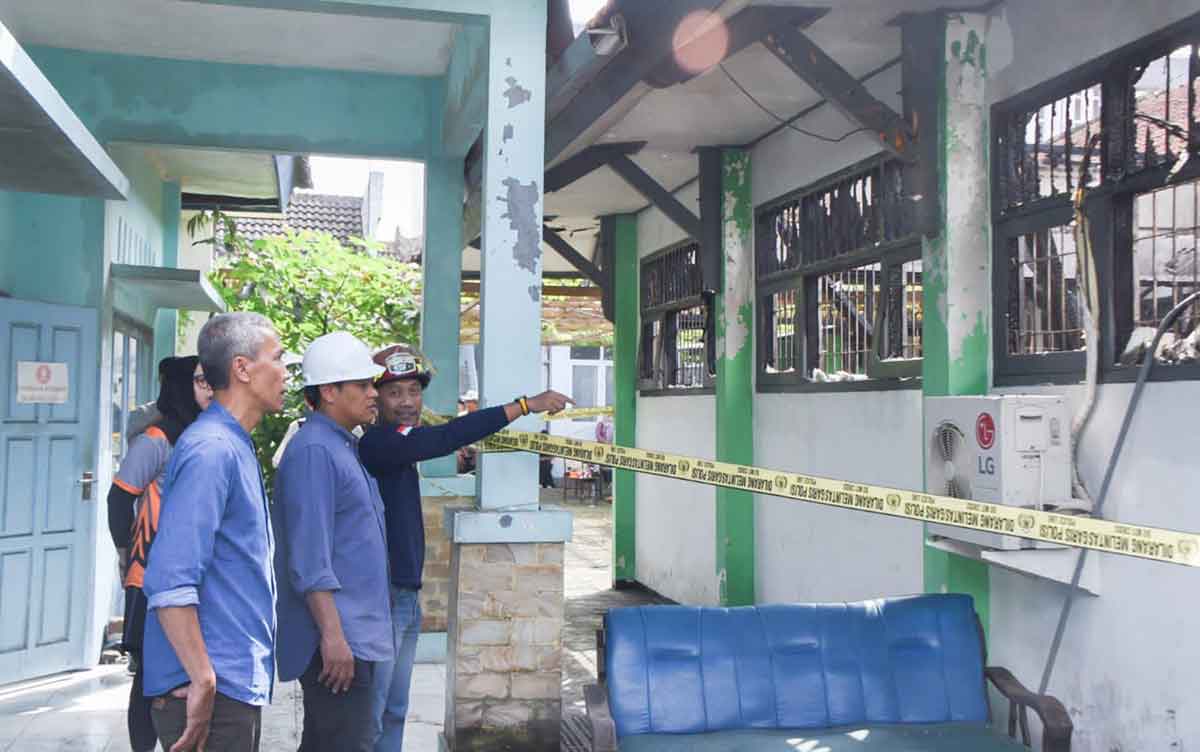 Wali Kota Kediri, Abdullah Abu Bakar (pakai topi putih), saat meninjau kantor DKPP yang terbakar. Foto: Ist