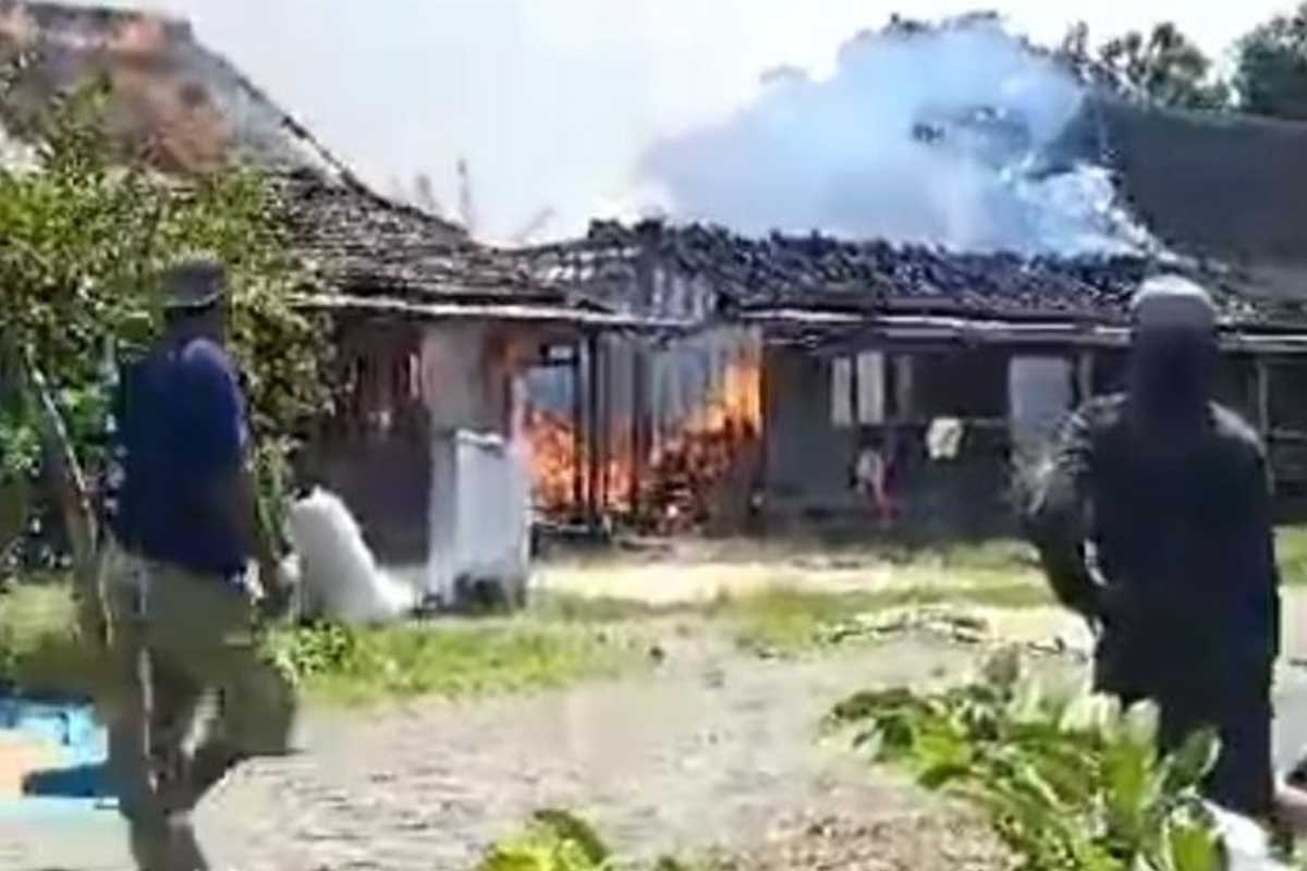Sejumlah rumah di Desa/Kecamatan Gayam, Kabupaten Bojonegoro, terbakar saat ditinggal pemiliknya sedang memanen padi di sawah, Selasa (26/3/2024). Foto: Kompas.com