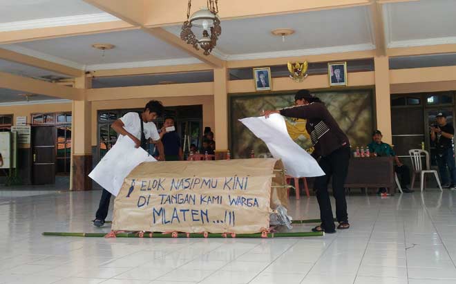 Warga siapkan keranda mayat untuk Kades Sidokepung, Buduran Elok Suciati, atas tidak transparasinya tanah gogol bergilir.