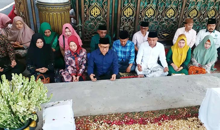 Muhaimin Iskandar bersama istri didampingi anggota Komisi V DPR RI Syadiuddin Asmoro, Wakil Ketua DPRD Bangkalan, serta Pengurus DPC PKB Bangkalan saat membaca tahlil di Makam Syaikhona Kholil, Sabtu (15/2). foto: FAUZI/ BANGSAONLINE