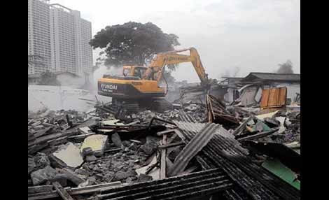 Bangunan liar di Kawasan Pacuan Kuda Pulomas, Pulogadung, Jakarta Timur diratakan dengan tanah, Pemprov berencana membangun venue Pacuan Kuda untuk Persiapan Asian Games 2018.