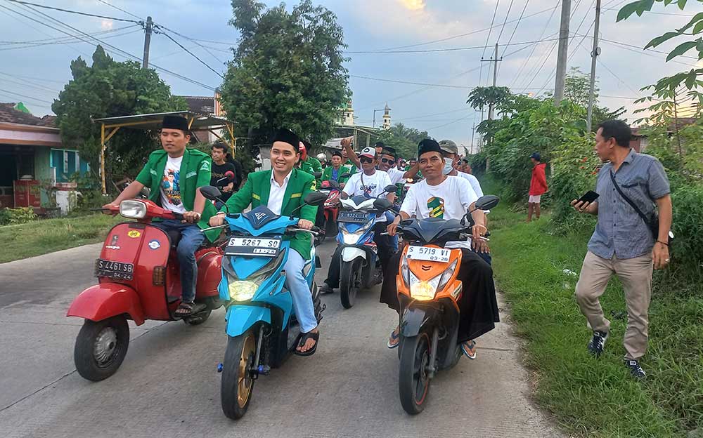 Gus Barra saat memimpin peserta riding tour ngabuburit GP Ansor.