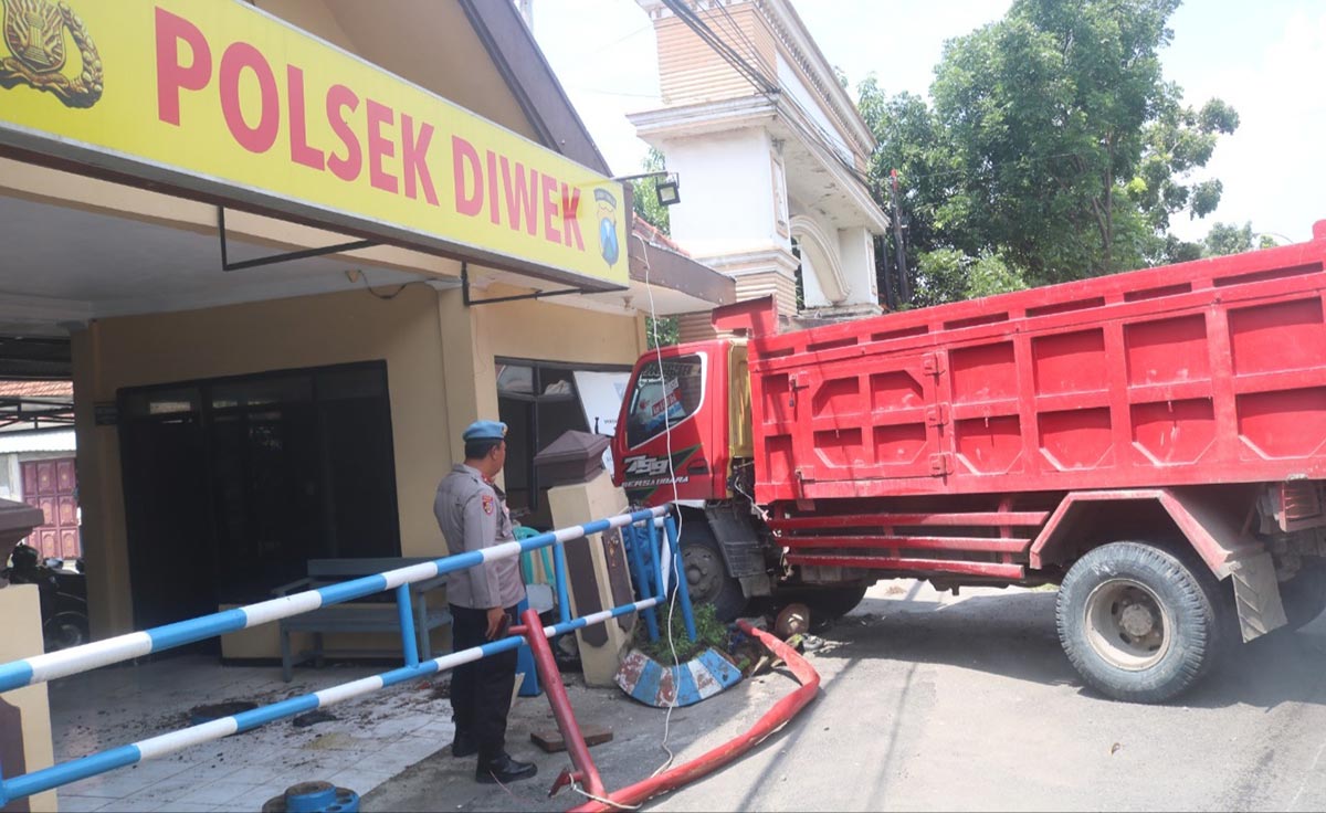 Kondisi dump truk usai menabrak Mapolsek Diwek. Foto: AAN AMRULLOH/ BANGSAONLINE