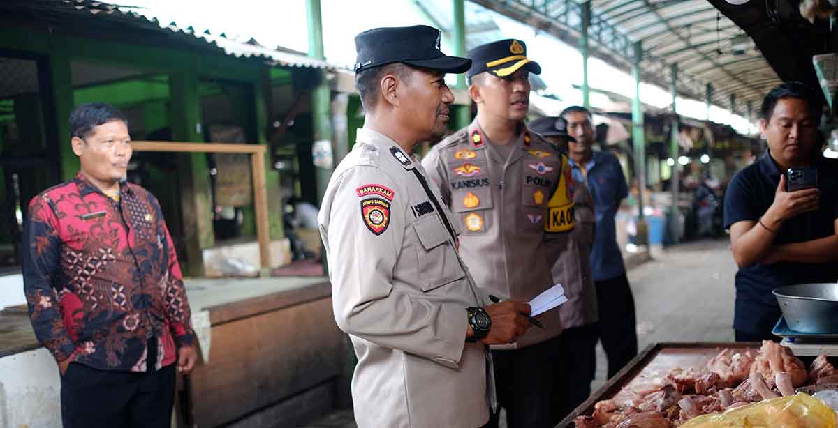 Kapolsek Taman saat blusukan ke Pasar Sepanjang.