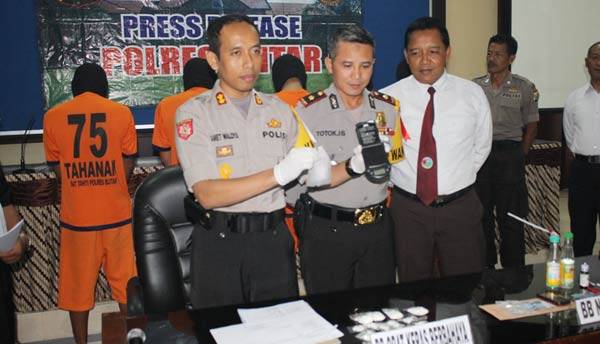 Kapolres Blitar AKBP Slamet Waloya S.IK menunjukkan barang bukti (BB) narkoba saat publik ekspos di ruang Rupatama Mapolres Blitar. foto: tri susanto/ BANGSAONLINE