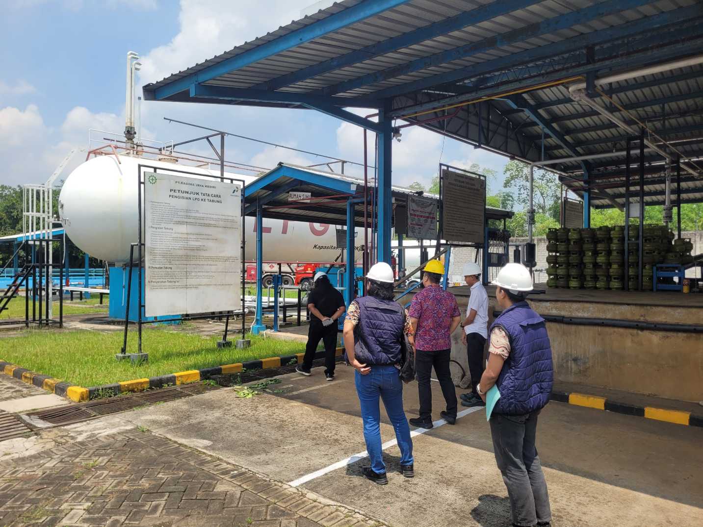 Personel dari Satuan Reserse Kriminal (Satreskrim) Polres Kediri saat mendatangi salah satu SPBE. (Ist). 
