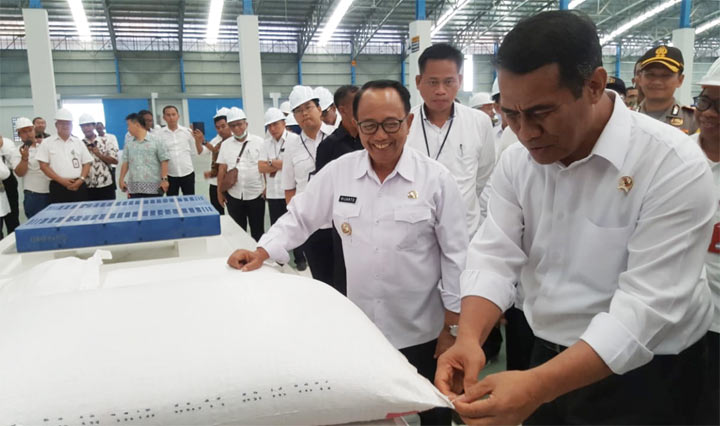 Menteri Pertanian Andi Amran Sulaiman saat mengunjungi pabrik gula Rejoso Manis Indo (RMI) di Desa Rejoso, Kecamatan Binangun, Kabupaten Blitar, Rabu (9/10/2019).