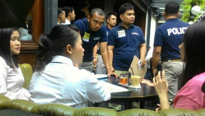 Polisi menggelar pra-rekonstruksi kematian Wayan Mirna Salihin di Kafe O, Grand Indonesia, Jakarta Pusat. foto: kompas