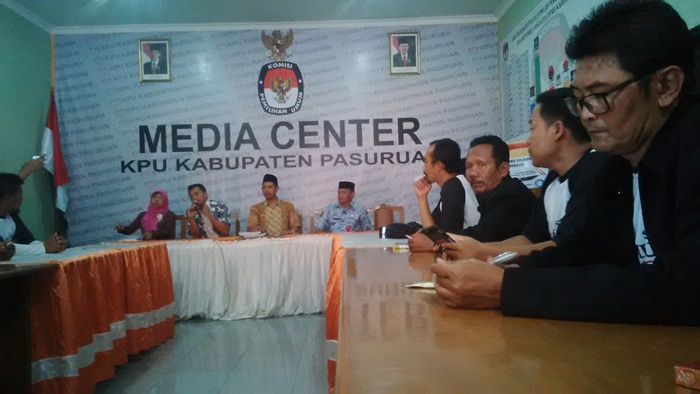 Pasangan calon bupati dan wakil bupati Pasuruan dari jalur independent (perseorangan) yakni Anjar dan Samsul Bandi, mendatangi kantor KPU Pasuruan, Rabu (17/1).