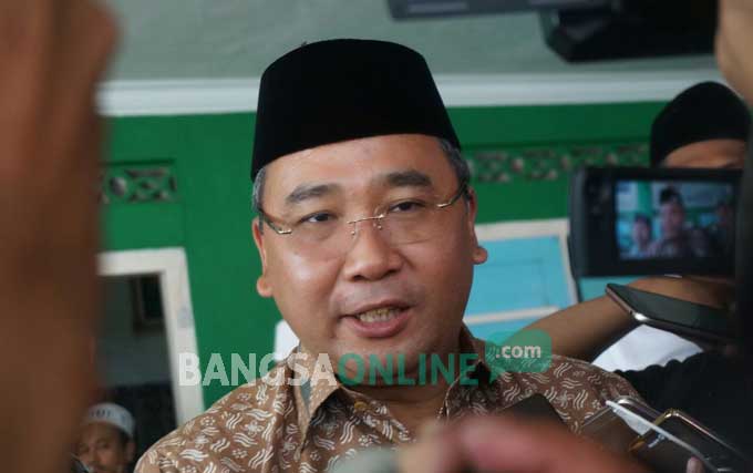 Menteri Desa, Pembangunan Daerah Tertinggal dan Transmigrasi Republik Indonesia, Eko Putro Sandjojo saat ditemui di Ponpes Mamba’ul Ma’arif Denanyar Jombang, Kamis (24/11). foto: RONY S/ BANGSAONLINE