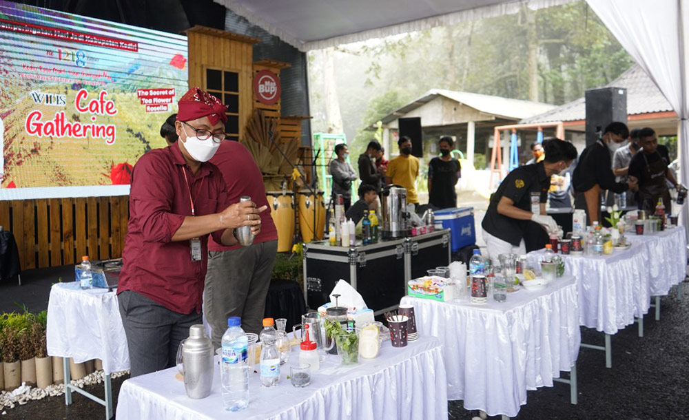 Beberapa peserta kompetisi olahan minuman berbahan dasar rosella dalam rangka HUT Kabupaten Kediri ke-1218 saat sedang beraksi. Foto: Ist.