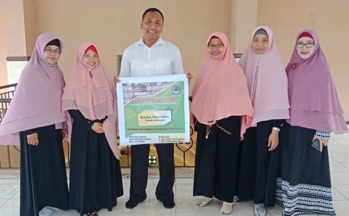 Bripka Purnomo saat menerima hadiah umroh gratis.