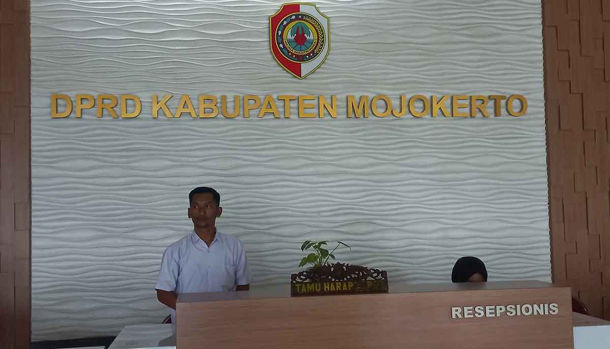 Petugas  dalam gedung DPRD Kabupaten Mojokerto.