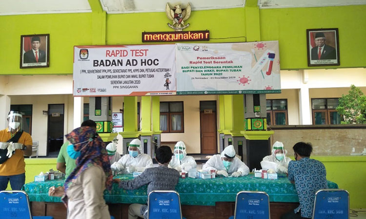 Pelaksanaan rapid test petugas penyelenggara Pilbup Tuban 2020. (foto: ist)