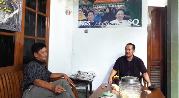 Gus Iwan Zunaih bersama Pendiri RGS-SQ, H. M. Khozin saat diskusi soal pendirian PT NU. foto: syuhud/ BANGSAONLINE