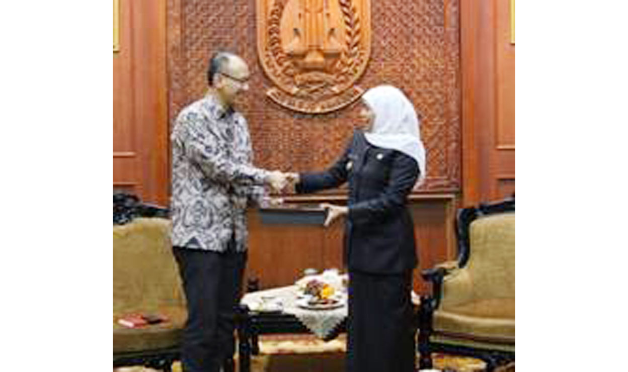 Gubernur Jatim Khofifah Indar Parawansa saat menerima kunjungan Wakil Kepala Perwakilan Kedutaan Besar Republik Indonesia (KBRI) Washington, D.C. – Amerika Serikat, Iwan Freddy Hari Susanto, di Gedung Negara Grahadi, Surabaya, Selasa (14/1). foto: istimewa