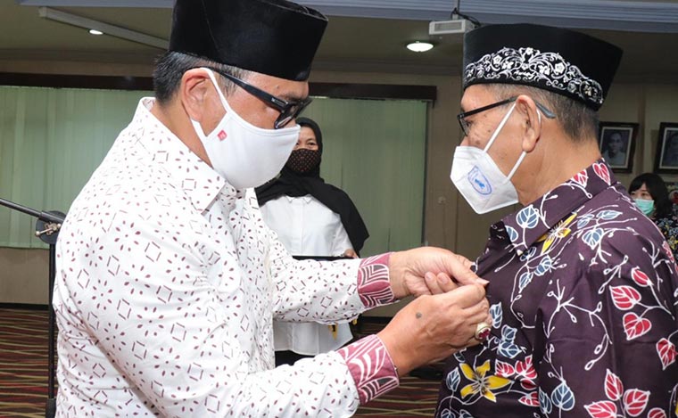 Ketua I Yayasan Gerontologi Abiyoso Jawa Timur, Dr. Edy Purwinarto saat memasangkan pin kepada pengurus perwakilan Kota Pasuruan.