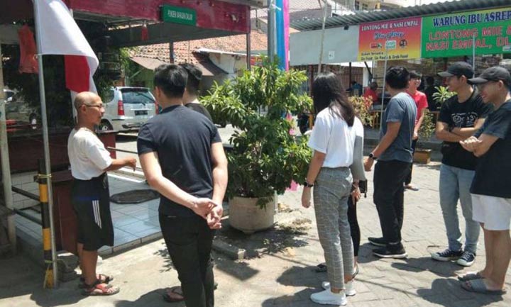 Suk Dony menerangkan keberadaan Punden Kapasan, lokasi untuk Sedekah Bumi, kepada mahasiswa Universitas Ciputra Surabaya yang melakukan kunjungan. foto: Yudi Arianto/ BANGSAONLINE