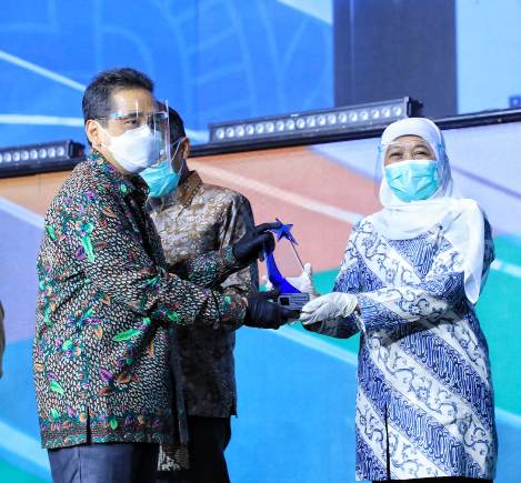 Gubernur Jawa Timur, Khofifah Indar Parawansa saat menerima penghargaan dari Menteri Perdagangan Agus Suparmanto dalam acara puncak Hari Konsumen Nasional (Harkonas) 2020 di Transmart Cibubur, Kamis (12/11). foto: ist/ bangsaonline.com