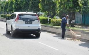 Tenaga kebersihan BLH rutin membersihkan jalan-jalan protokol kota Magetan hingga nampak bersih dan rindang menjelang penilaian Adipura. (foto: nanang ari utomo/BANGSAONLINE)