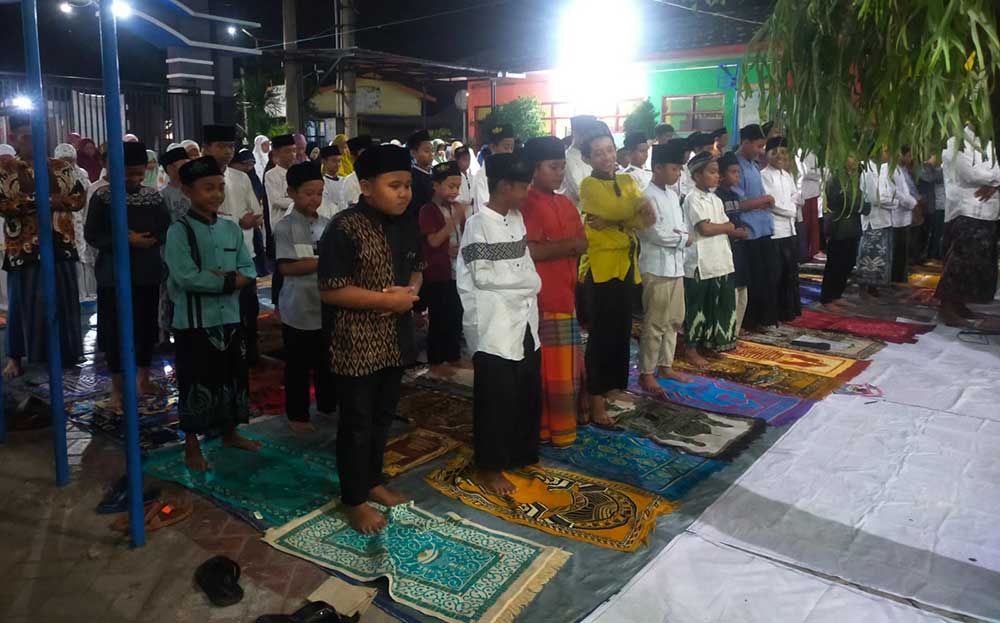 Suasana sholat berjemaah di SDN 1 Bulusari saat kegiatan pesantren kilat. 