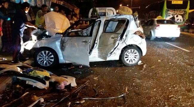 Bangkai mobil kecelakaan jadi tontonan warga di sekitar TKP.