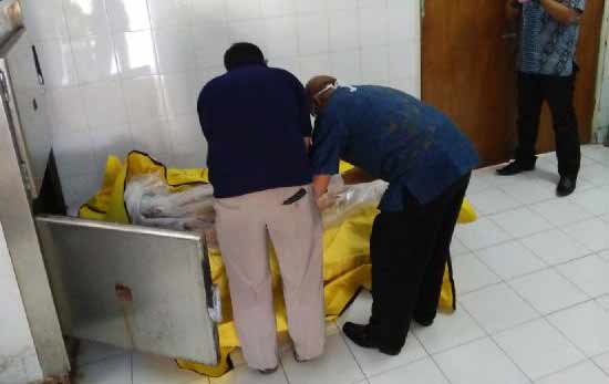 Salah satu pelaku yang tewas di kamar mayat RSUD dr Soetomo. foto: rusmiyanto/BANGSAONLINE
