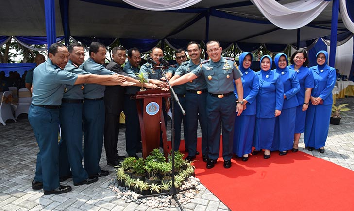 Peresmian Gedung Kolat Puspenerbal ditandai dengan penekanan tombol sirine secara bersama-sama oleh Wakasal, Pangarmada II, Dankodiklatal, Gubernur AAL, Asisten Kasal, serta Danpuspenerbal.