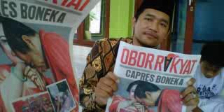 Pengurus ponpes di Bojonegoro Tabloid Obor Rakyat yang dikirimkan orang tak dikenal. foto: eky nurhadi/Bangsa Online