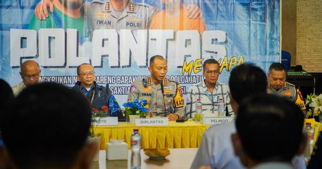  Dirlantas Polda Jatim, Kombes Pol Iwan Saktiadi saat memberikan keterangan pers
