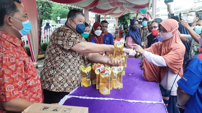 Suasana Bazar Ramadan yang digelar di halaman pabrik PT Tjiwi Kimia.