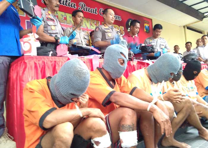 Pelaku dengan kaki diperban hanya bisa tertunduk. foto: GUNAWAN/ BANGSAONLINE