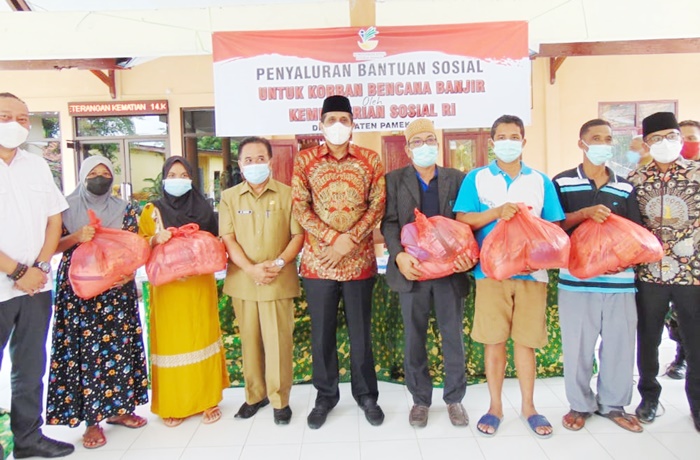 Kemensos melalui Mohammad Ali Ridho, Anggota DPR RI menyalurkan bantuan terhadap warga Pamekasan yang terdampak banjir.