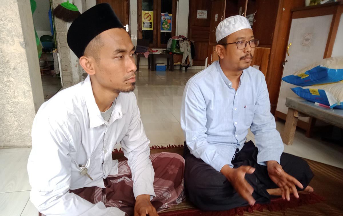 Kepala Pengasuh Pondok Pesantre Al-Berr, M Fatikhurrohman (kiri) didampingi perwakilan guru, Ustad Abdul Aziz, saat memberikan klarifikasi.