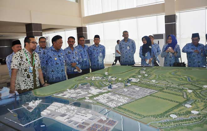 Bupati Sambari HR bersama para kepala SKPD saat melihat maket JIIPE. foto: SYUHUD/ BANGSAONLINE