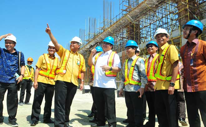 Menteri Perindustrian RI, Airlangga Hartarto (tiga dari kiri) ketika mengunjungi PT Petrokimia Gresik (PG). foto: SYUHUD/ BANGSAONLINE