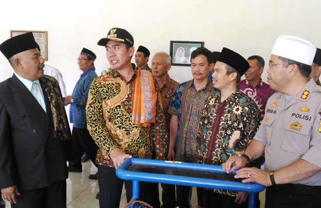 Wali Kota Malang saat meresmikan gedung SMK El Hayat,  didampingi Kapolres Malang Kota AKBP Hoirudin Hasibuan. foto: IWAN IRAWAN/ BANGSAONLINE