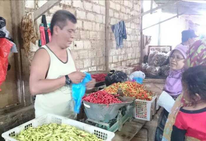 Samijan, salah satu pedagang cabai di Pasar Baru Tuban sedang melayani pembeli.