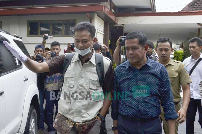 Bupati Nganjuk, Taufiqurrahman, menyambut petugas KPK yang hendak melakukan penggeledahan terhadap ruang kerjanya. foto: BANGSAONLINE