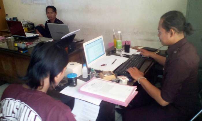 Tersangka narkoba sedang diinterogasi petugas.