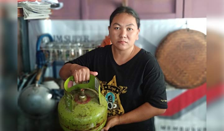 Tukijem salah seorang pemilik warung makan di Pacitan. foto: YUNIARDI SUTONDO/ BANGSAONLINE