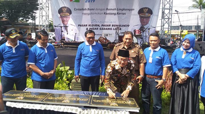 Wali Kota Malang Sutiaji saat menandatangani prasasti peresmian Pasar Tradisional Klojen, Kamis (18/04). foto: IWAN/ BANGSAONLINE