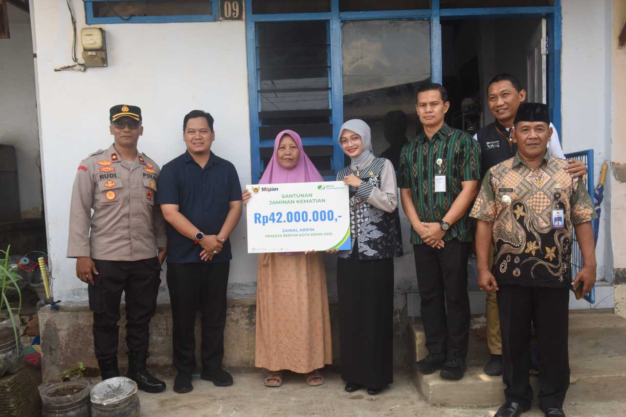 Wali Kota Kediri Vinanda Prameswati saat  menyerahkan Santunan Jaminan Kematian BPJS Ketenagakerjaan kepada seorang ahli waris. (Ist)