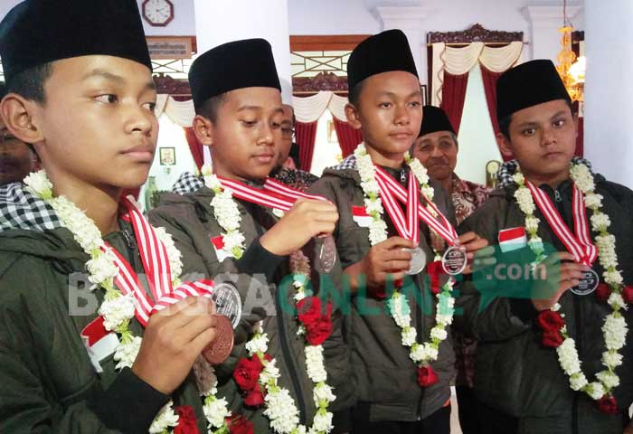 Keempat santri dari Ponpes Mambaus Sholihin yang menjuarai Osaka Robotic Games 2017. foto: AKINA/ BANGSAONLINE