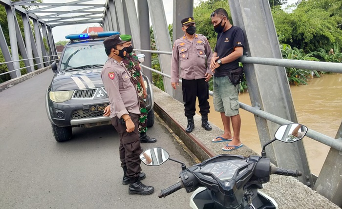 Anggota Polsek dan Posramil Karanganyar melakukan pengecekan kondisi aliran Sungai Bengawan Solo.