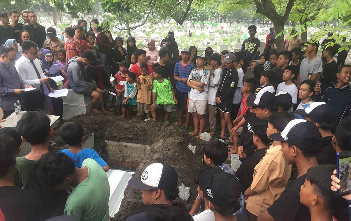 Proses pemakaman korban tewas akibat tawuran gangster di Surabaya.
